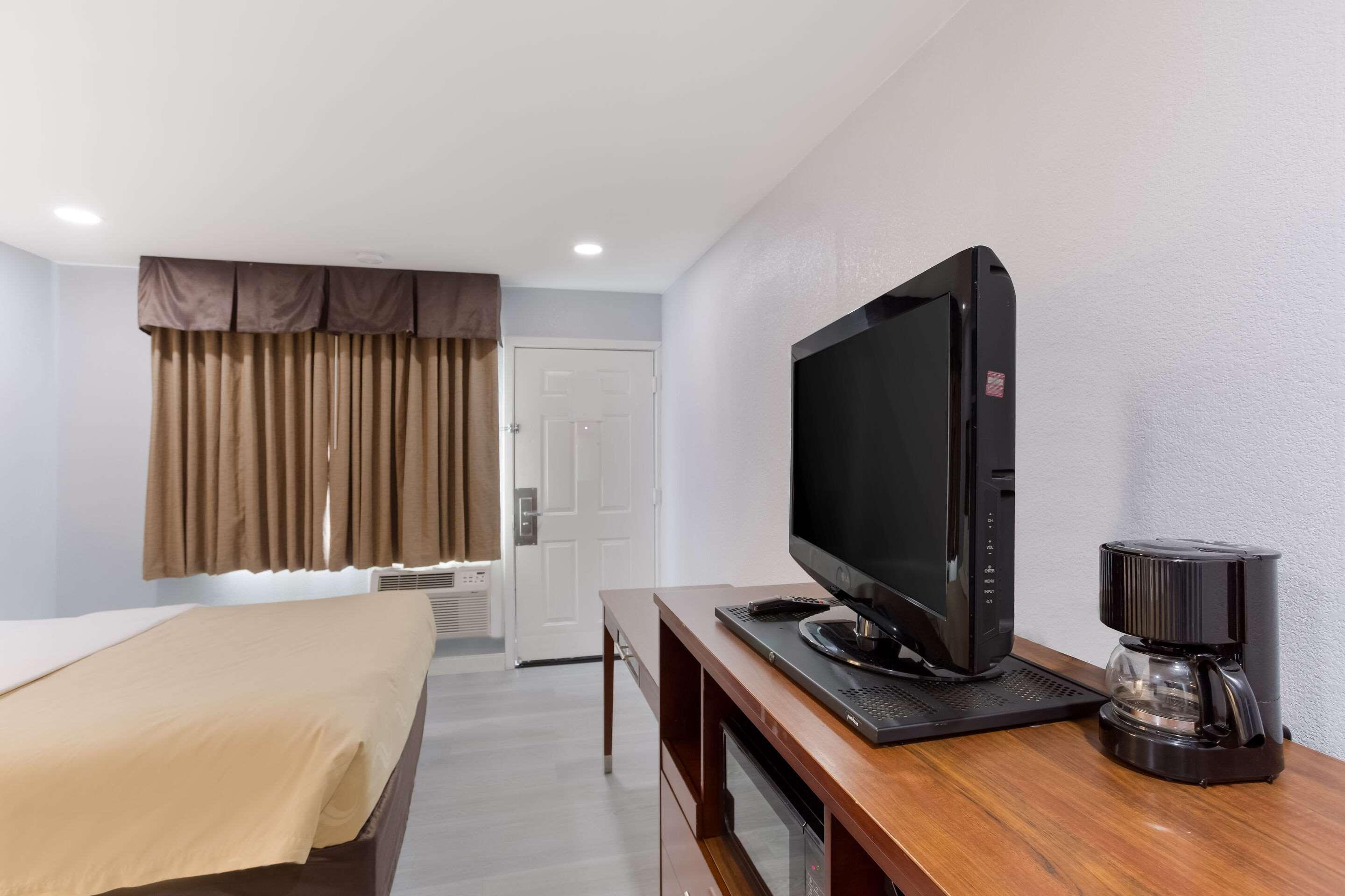 Quality Inn Redding Near I-5 Bagian luar foto