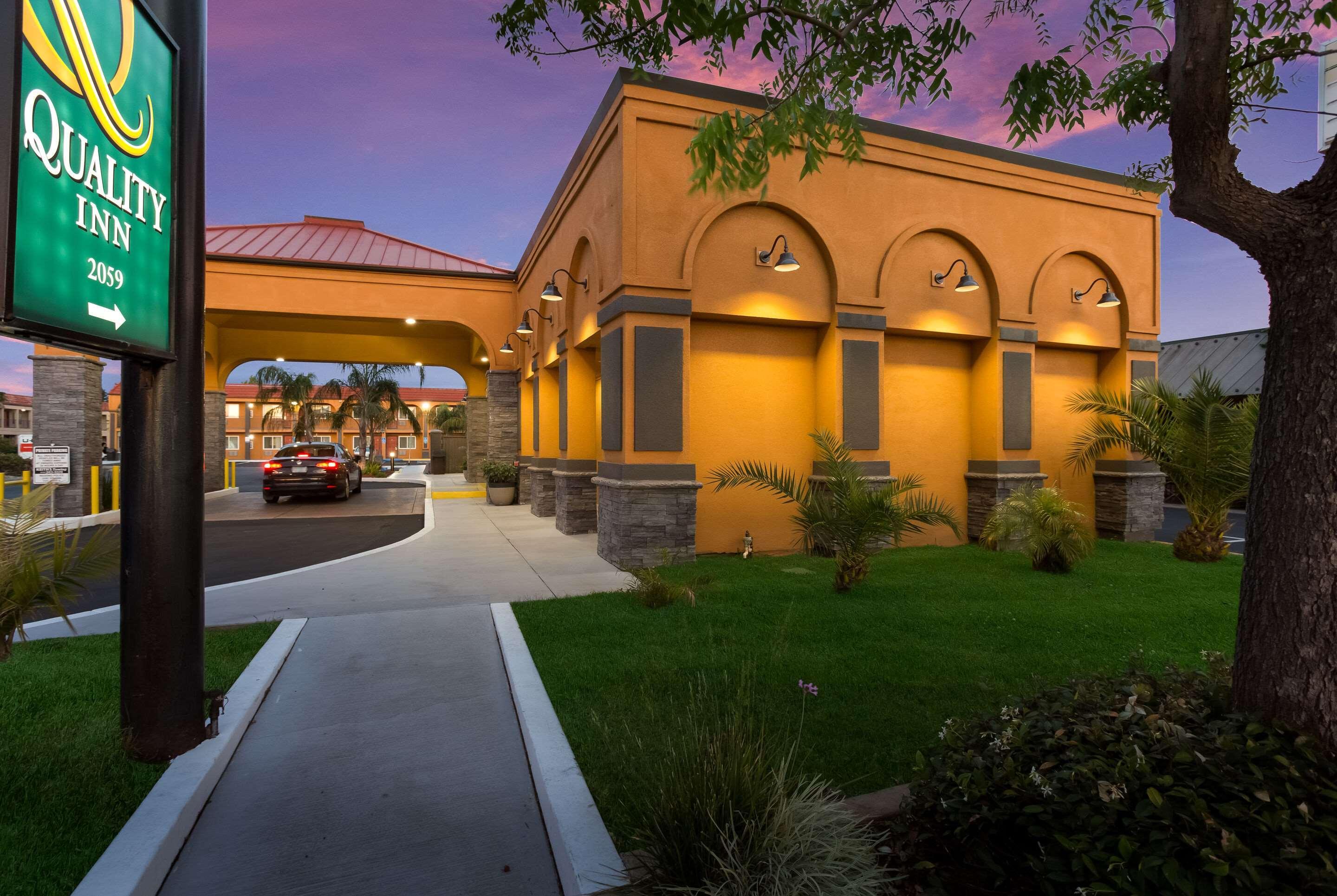 Quality Inn Redding Near I-5 Bagian luar foto