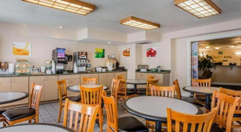 Quality Inn Redding Near I-5 Bagian luar foto