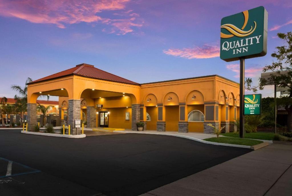 Quality Inn Redding Near I-5 Bagian luar foto