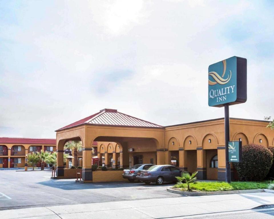 Quality Inn Redding Near I-5 Bagian luar foto