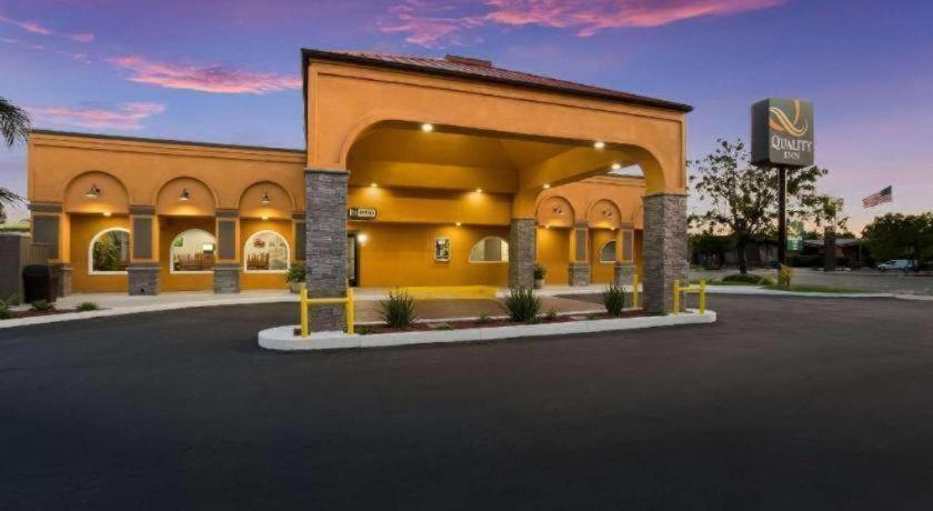 Quality Inn Redding Near I-5 Bagian luar foto