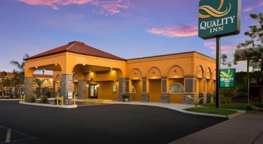 Quality Inn Redding Near I-5 Bagian luar foto