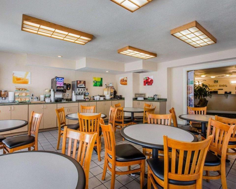 Quality Inn Redding Near I-5 Bagian luar foto