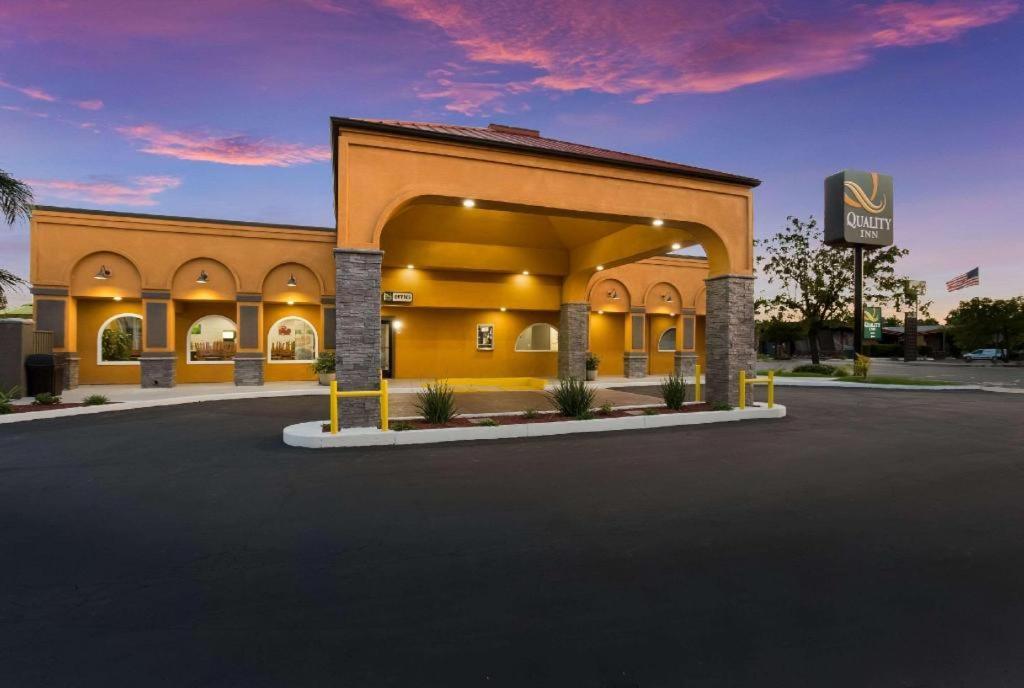 Quality Inn Redding Near I-5 Bagian luar foto